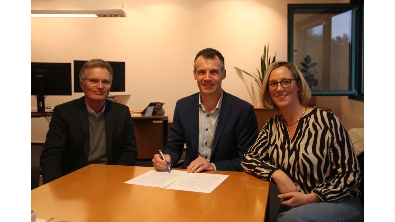 Dennis Peiler (FN), Thies Kaspareit (FN) und Stefanie Tennigkeit (HIPPOLINI) bei der Unterzeichnung der Kooperationsvereinbarung zwischen der Deutschen Reiterlichen Vereinigung und HIPPOLINI.